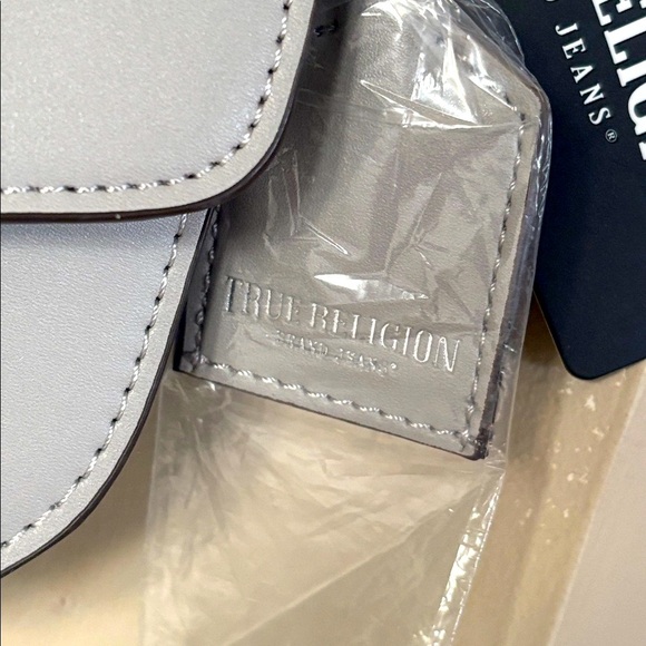 Brand New True Religion Wide Strap Crossbody Bag Metal Logo Accent Light Gray - Picture 3 of 16